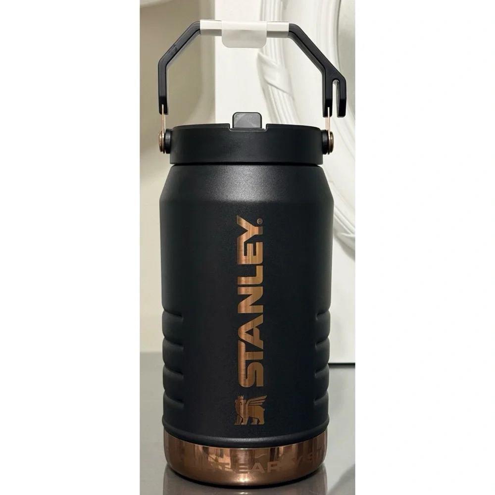 MESSI‎ X STANLEY ICEFLOW FLIP STRAW JUG, 64 OZ- MESSI GOAT BLACK - Picture 3 of 6